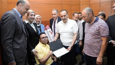 محافظ أسيوط يكرم طالب دمج تعليمي لتميزه وحصوله على 99.5% فى الثانوية العامة أدبى 