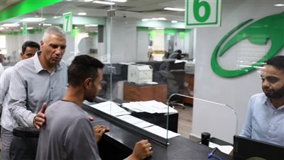 محافظ أسوان يتفقد الخدمات البريدية بمكتب بريد إدفو الرئيسي