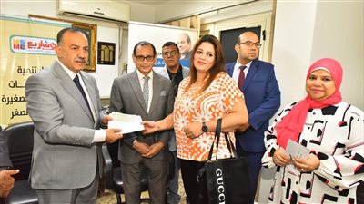 محافظ أسيوط يسلم بعض رخص المحلات وشيكات عملاء الإقراض المباشر بتكلفة 2.5 مليون 