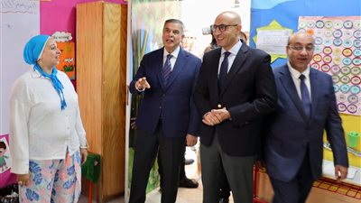 عبد اللطيف ومحافظ الإسكندرية يتفقدان مدرستي 