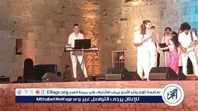 طفلة تطلب من كارمن سليمان الغناء معها والأخرى تستجيب 