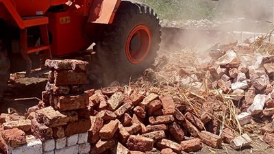  إزالة 3 حالات تعد على أرض زراعية بأرمنت جنوب الأقصر