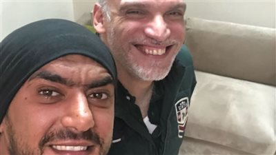 أحمد العوضي يتذكر الراحل حسام شوقي بصورة لهما معا
