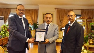 محافظ أسيوط يلتقي أمين عام نقابة الاجتماعيين بالمحافظة لبحث التعاون 