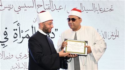 وزير الأوقاف يكرم ممثل وزارة الأوقاف في مسابقة بريكس للقرآن الكريم