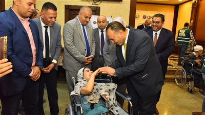 محافظ أسيوط يسلم كراسي متحركة وسماعات طبية للأطفال من ذوي الإعاقة