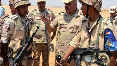 رئيس الأركان يتفقد إحدى المراحل التدريبية لمشروع تكتيكي بجنود بنطاق الجيش الثالث الميداني