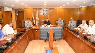 محافظ أسيوط يعقد اجتماعًا مع رؤساء المراكز والأحياء   