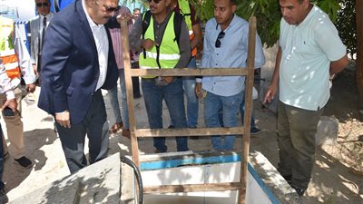 رئيس مياه الأقصر يتابع أعمال تطهير خزانات مطار الأقصر الدولى