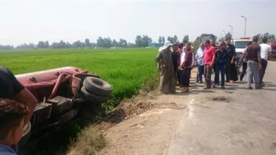 انقلاب سيارة نقل محملة بالسولار بطريق الفيوم 