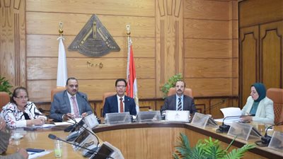 رئيس جامعة بنها يترأس اجتماع اللجنة العليا للإشراف على النشر الإلكتروني للكتاب الجامعي