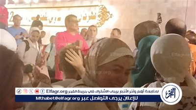  إيهاب توفيق يمنع الجاردات ويلتقط الصور مع الحاضرين بالقلعة 