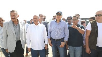 وزير الري يتفقد مخرات سيول سنور وغياضة ببني سويف ويوجه بإزالة التعديات