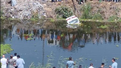 ننشر لحظة سقوط ميكروباص بترعة المريوطية وإنقاذ 7 ركاب (فيديو)