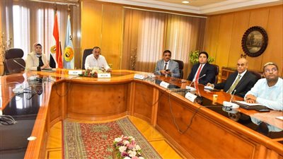 محافظ أسيوط يعلن توقيع 60 عقد تقنين وضع يد على أراضي أملاك الدولة بالمراكز والقرى  