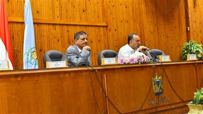 محافظ أسيوط يناقش سبل تنمية الموارد وتعظيم الإيرادات للعبارات النهرية  