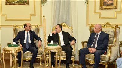 محافظ أسيوط ورئيس الجامعة يلتقيان رئيس هيئة تنمية الصعيد لبحث سبل التعاون المشترك 