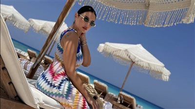 بالصور.. إطلالات درة على البحر تخطف الأنظار 