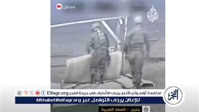 شاهد| جنود الاحتلال يسرقون سجادا من أمام أحد محال جنين