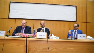 رئيس جامعة أسيوط يعقد اجتماعا مع مديري الإدارات القانونية   