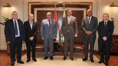 وزير الزراعة يبحث مع مدير 