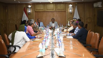 محافظ قنا: بحث وتدقيق كافة طلبات المواطنين وإيجاد الحلول المناسبة لها