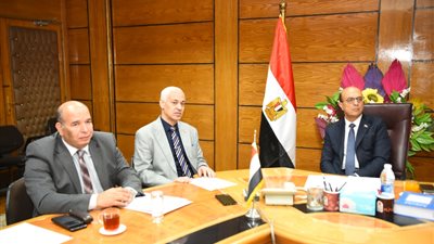 رئيس جامعة أسيوط يترأس اجتماع مجلس إدارة وحدة نقل التكنولوجيا المتكاملة  