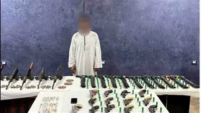 ضبط هارب محكوم عليه فى جنايتى بالسجن المؤبد بأسيوط وبحوزته 29 قطعة سلاح نارى