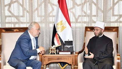 وزير الأوقاف يستقبل نقيب المهن التمثيلية بالعاصمة الإدارية الجديدة 
