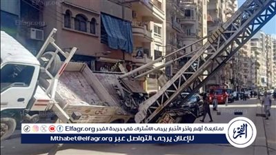 هشم سيارة وعطل المرور.. انقلاب ونش رفع أثاث منزلي بشارع احمد ماهر بالمنصورة 