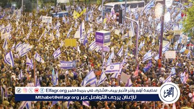 عاجل - أهالي الأسرى الإسرائيليين يحملون 27 نعشا في مسيرة بتل أبيب