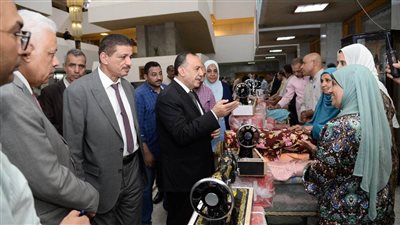 محافظ أسيوط يوزع 44 ماكينة خياطة وأتواب قماش على الوحدات المحلية بالمراكزلتدريب الفتيات والسيدات المعيلات 