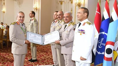 وزير الدفاع يكرم القادة الذين أوفوا العطاء بالقوات المسلحة