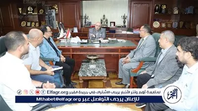 محافظ بني سويف يلتقي لجنة فحص سيارات ذوي الهمم