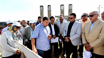 وزير الإسكان يتفقد أعمال المرافق والطرق بتوسعات مدينة 