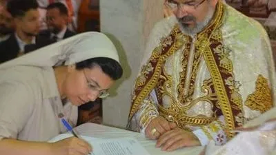 الأنبا توما يترأس قداس النذور الدائمة للأختين تريزا ناجح ومنار مكرم