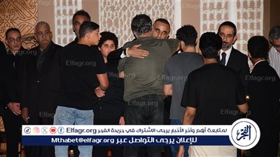 وسط حضور النجوم.. طارق وأحمد الجنايني يلتقيان عزاء والدهما