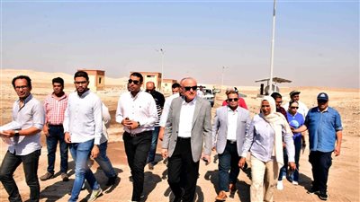 صور.. محافظ الأقصر يتفقد مسار مشروع القطار الكهربائي السريع لبحث التعارضات القائمة
