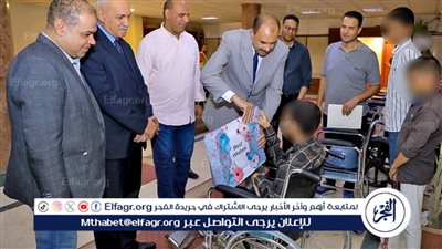 محافظ سوهاج يسلم 5 كراسي متحركة للأشخاص ذوي الإعاقة