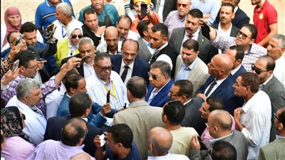 محافظ الدقهلية ووزير الزراعة يتفقدان القافلة البيطرية بقرية الجزيرة ومصنع أعلاف الدواجن