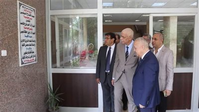 رئيس جامعة المنوفية يتفقد امتحانات التيرم الصيفي بكلية الزراعة 