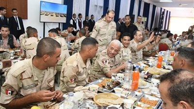 وزير الدفاع يتفقد قاعدة محمد نحيب العسكرية