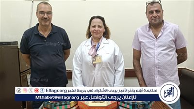 طبيبة مسيحية توزع حلوى المولد على العاملين ومرضى التأمين الصحي ببني سويف