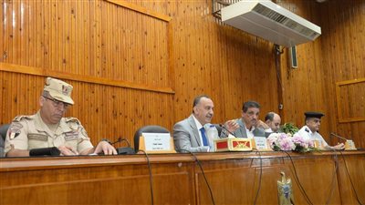 محافظ أسيوط يوجه بالانتهاء من تجهيز سجل مدني قرية موشا   