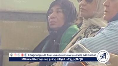 التوتر والقلق يسيطر علي والدة احمد ياسر المحمدي خلال جلسة محاكمته بتهمة التعدي على فتاة (صور)