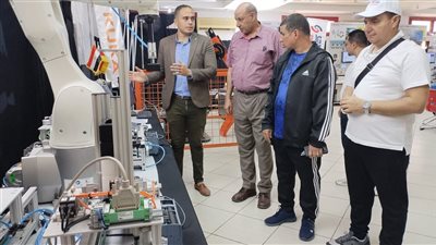 رئيس جامعة أسيوط الجديدة التكنولوجية يتفقد جناح الجامعة بالمعرض العلمي لأسبوع شباب الجامعات التكنولوجية  