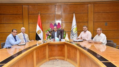 رئيس جامعة أسيوط يرأس اجتماعا لمتابعة العمل بمنظومة الاختبارات الإلكترونية بالجامعة 