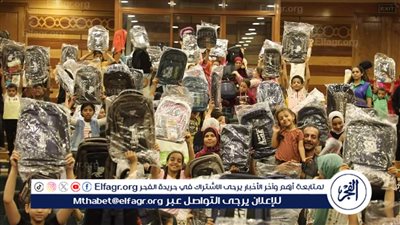 توزيع 500 شنطة مدرسية على الطلاب غير القادرين بالمنيا
