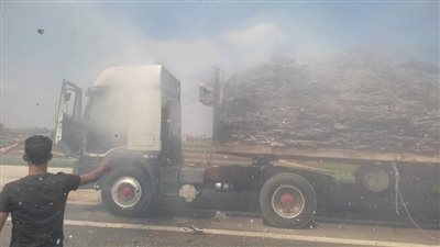 اندلاع حريق هائل في تريلا محملة بالأوراق أعلى الإقليمي بالمنوفية