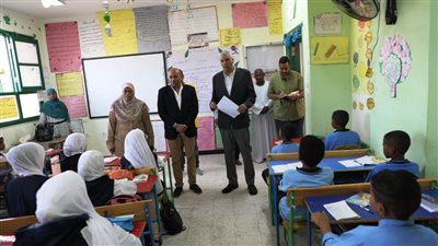  محافظ أسوان: يشيد بأولياء الأمور والأسر لانتظام أبنائهم بنسبة 100% 